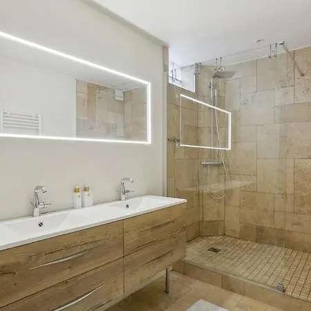 Appartement 2br, Spacieux, Cosy, De Gamme, Balcon Paris